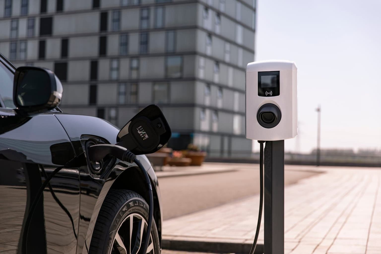 Ile kosztuje ładowanie hybrydy plug-in w domu? Wyliczenia 2026