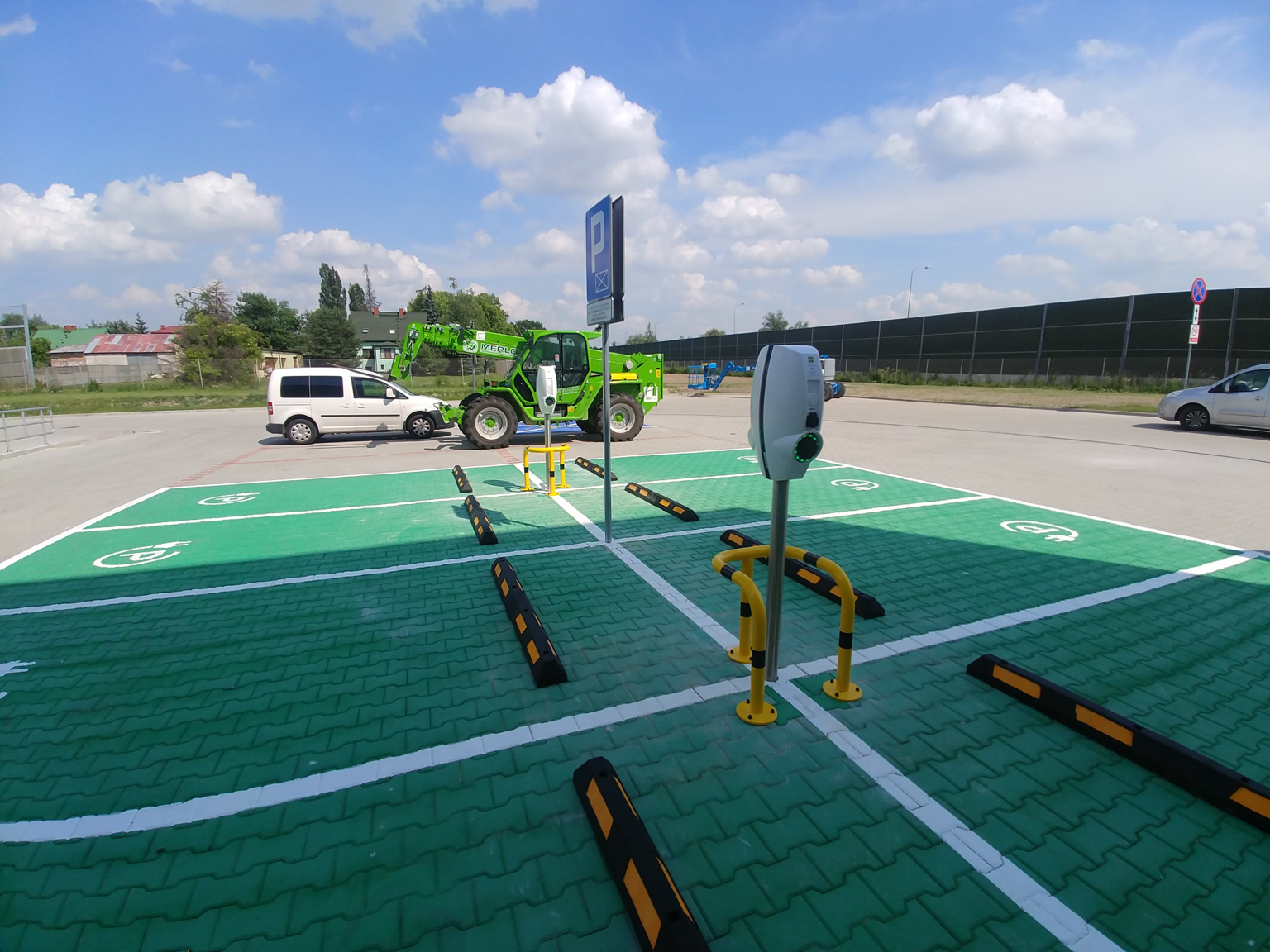 Oznakowanie strefy ładowania EV – oznaczenia parkingowe i zabezpieczenia Oznakowanie strefy